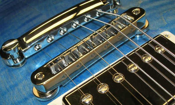 close up of tune-o-matic bridge
